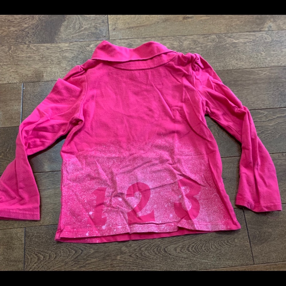 Girls long sleeve shirt.